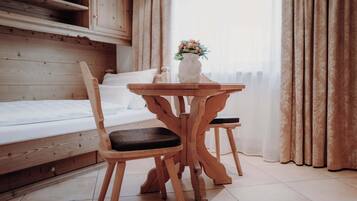 Een 55-inch flatscreentelevisie met kabelzenders