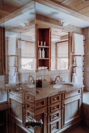 Apartment, 2 Bedrooms | Bathroom | Free toiletries, hair dryer, towels, soap - Das Verwall Finest Apartments (Lech am Arlberg)