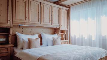 Departamento, 3 habitaciones | Ropa de cama de alta calidad y caja de seguridad en la habitación