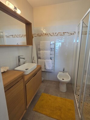 Doccia, asciugacapelli, bidet, asciugamani