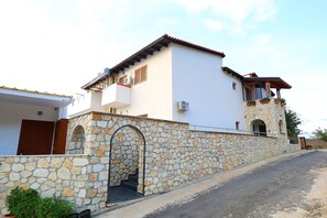 Vista frontal de la propiedad