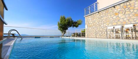 Piscine extérieure (ouverte en saison)