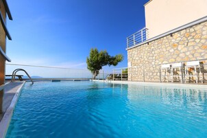 Una piscina al aire libre de temporada
