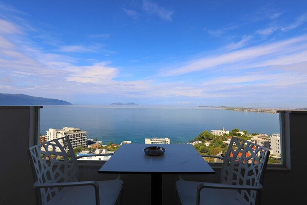 Habitación triple Deluxe, vista al mar | Vista del balcón