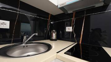 Deluxe Double Room, Sea View | Private kitchen | Electric kettle