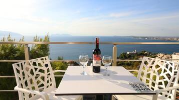 ๋๋ญ์ค ํธ๋ฆฌํ๋ฃธ, ๋ฐ๋ค ์ ๋ง | ๋ฐ์ฝ๋ ์ ๋ง