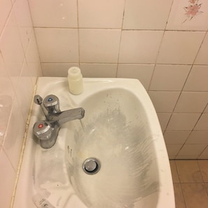 Bathroom - Eight Mentigi Guest House (Tanah Rata)