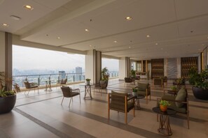 Terrace/patio - Retro 1BR with Balcony in Quezon City Beside MRT Train Station (Quezon City)