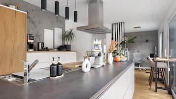 Fridge, oven, stovetop, dishwasher