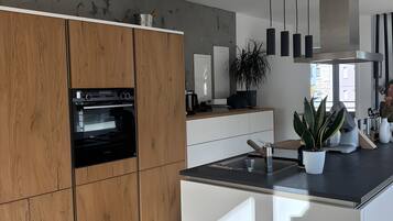 Frigorifero, forno, piano cottura, lavastoviglie