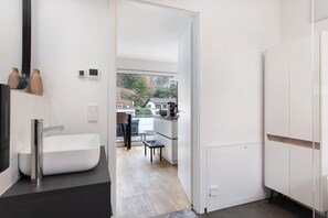 Shower, towels - Luxury Penthouse Apartment (Heidelberg)