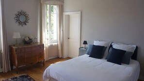 3 chambres, fer et planche à repasser, Wi-Fi, draps fournis
