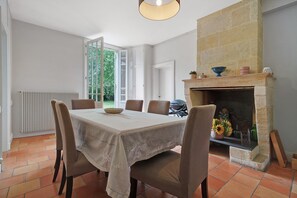 Dining - Gîte with Pool La Petite Gironde (Porchères)