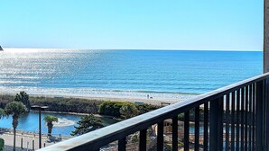 Un balcó amb vista a l'oceà i a una platja.