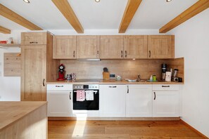 Fridge, oven, stovetop, dishwasher - Holiday Apartment 'Holzfäller' with Private Terrace, Shared Garden and Wi-Fi (Lenzkirch)