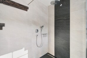 Shower, hair dryer, towels - Holiday Apartment 'Holzfäller' with Private Terrace, Shared Garden and Wi-Fi (Lenzkirch)