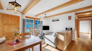 Televisie, een tafeltennistafel en een stereo