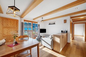 Télévision, table de tennis de table, chaîne hi-fi