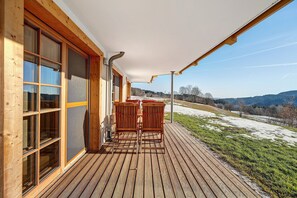 Terrace/patio - Holiday Apartment 'Holzfäller' with Private Terrace, Shared Garden and Wi-Fi (Lenzkirch)