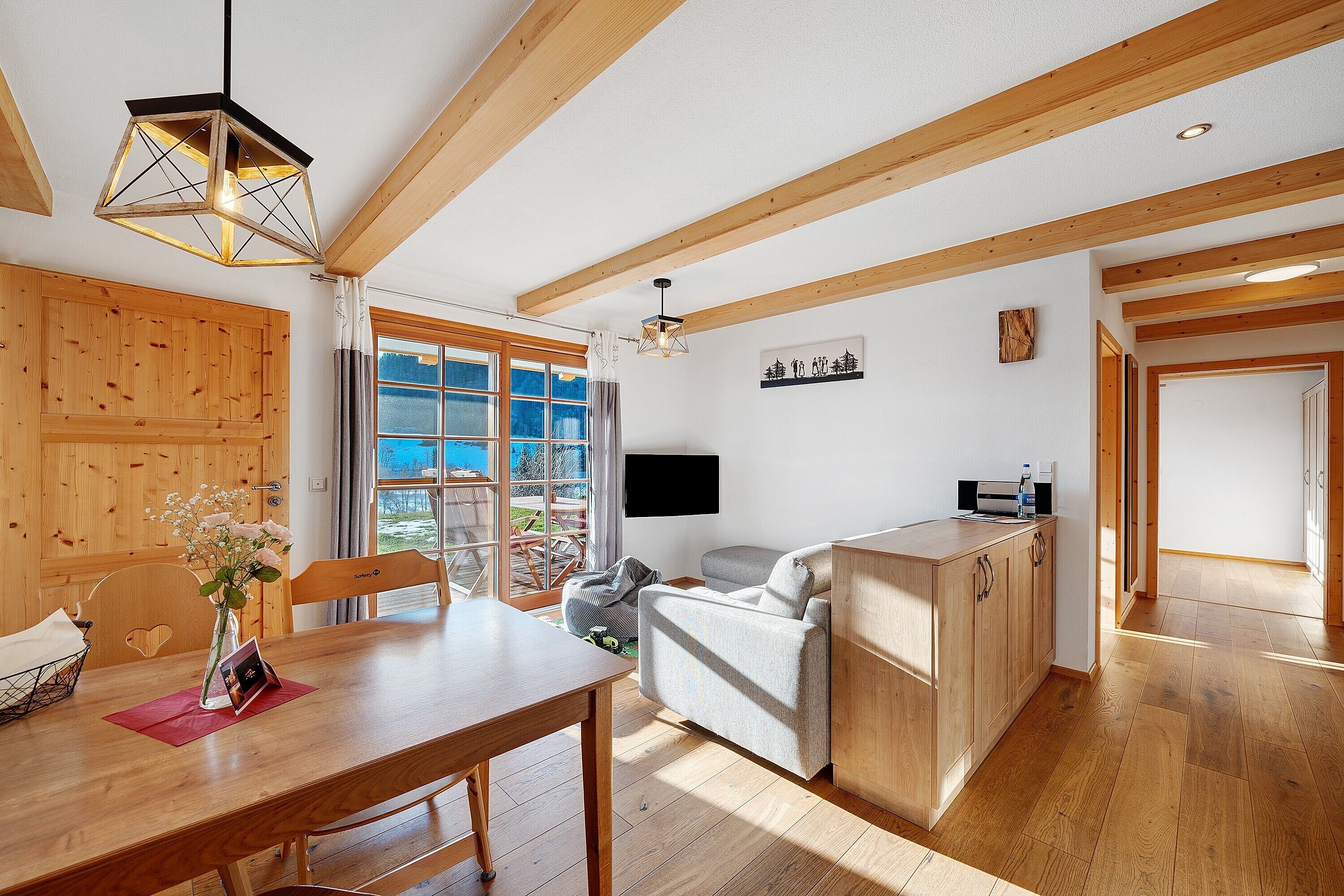 Tv, bordtennisbord, stereoanlæg