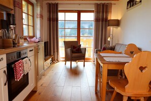 Fridge, oven, stovetop, dishwasher - Apartment 'Hirtebube' with Shared Garden, Balcony, and Wi-Fi (Lenzkirch)