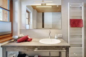 Ducha, secador de pelo, toallas