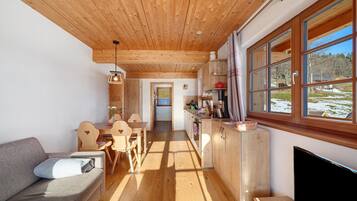 TV, mesa de pingue-pongue, aparelho de som