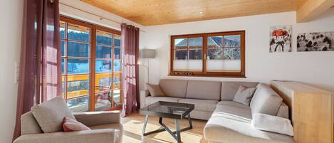 Télévision, table de tennis de table, chaîne hi-fi