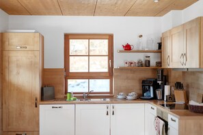 Frigorífico, horno, placa de cocina y lavavajillas