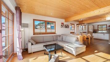 Een televisie, een tafeltennistafel en een stereo