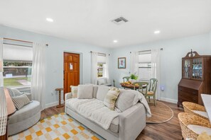 House (3 Bedrooms) | Living area - 702 Young Street (Melbourne)