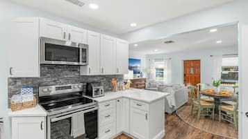 House (3 Bedrooms) | Private kitchen | Fridge, microwave, oven, stovetop