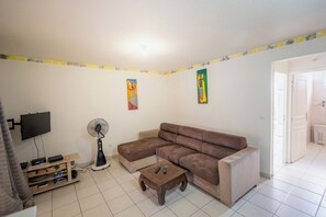 TV, books - AT THE FOOT OF THE COVE (Les Trois-Îlets)