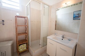 Shower, hair dryer, towels - AT THE FOOT OF THE COVE (Les Trois-Îlets)