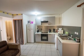 Fridge, microwave, oven, stovetop - AT THE FOOT OF THE COVE (Les Trois-Îlets)