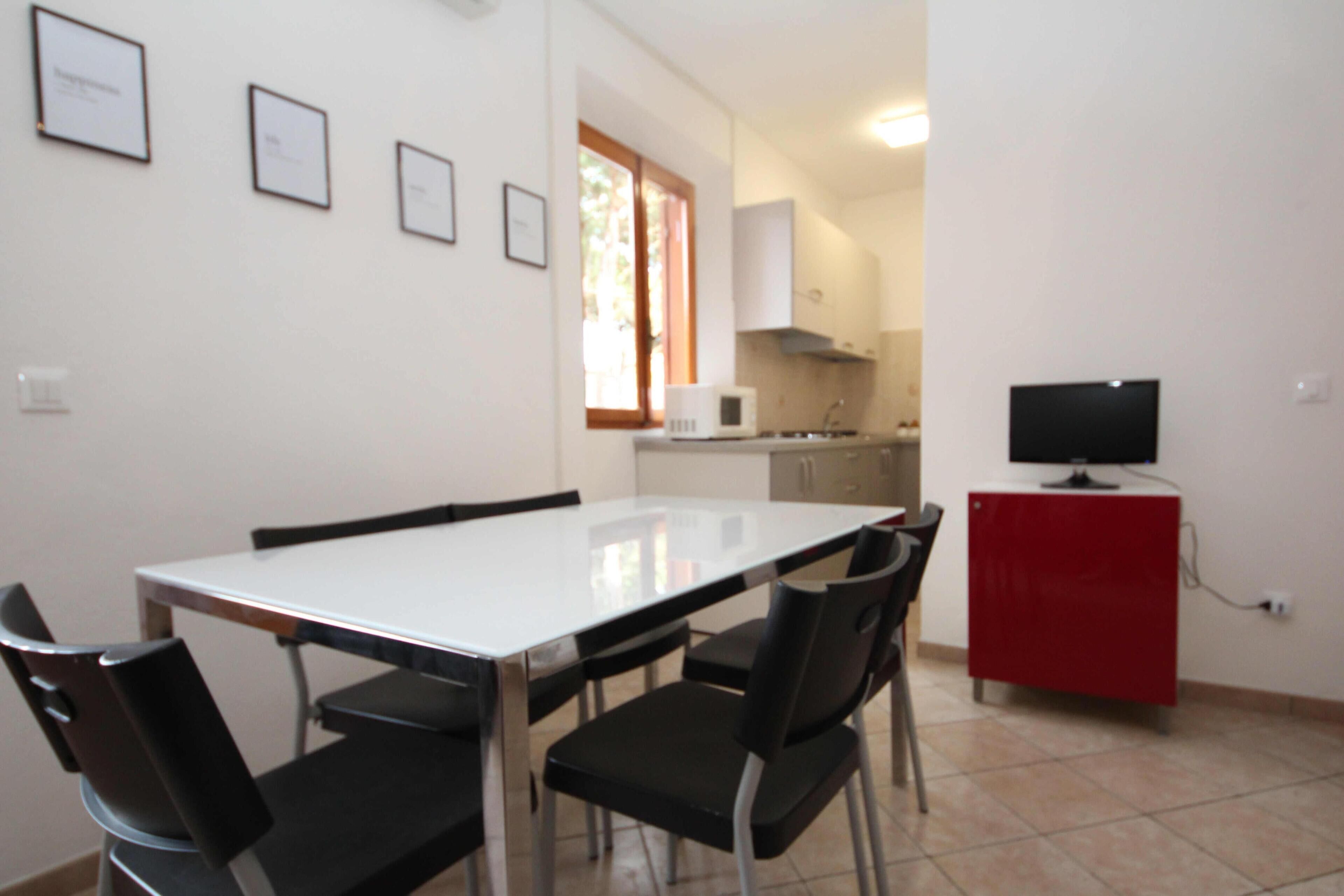 Apartment, 3 Bedrooms, Garden View | Dining room