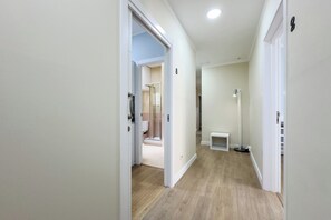 Secadora de cabello, toallas, jabón, papel de baño 
