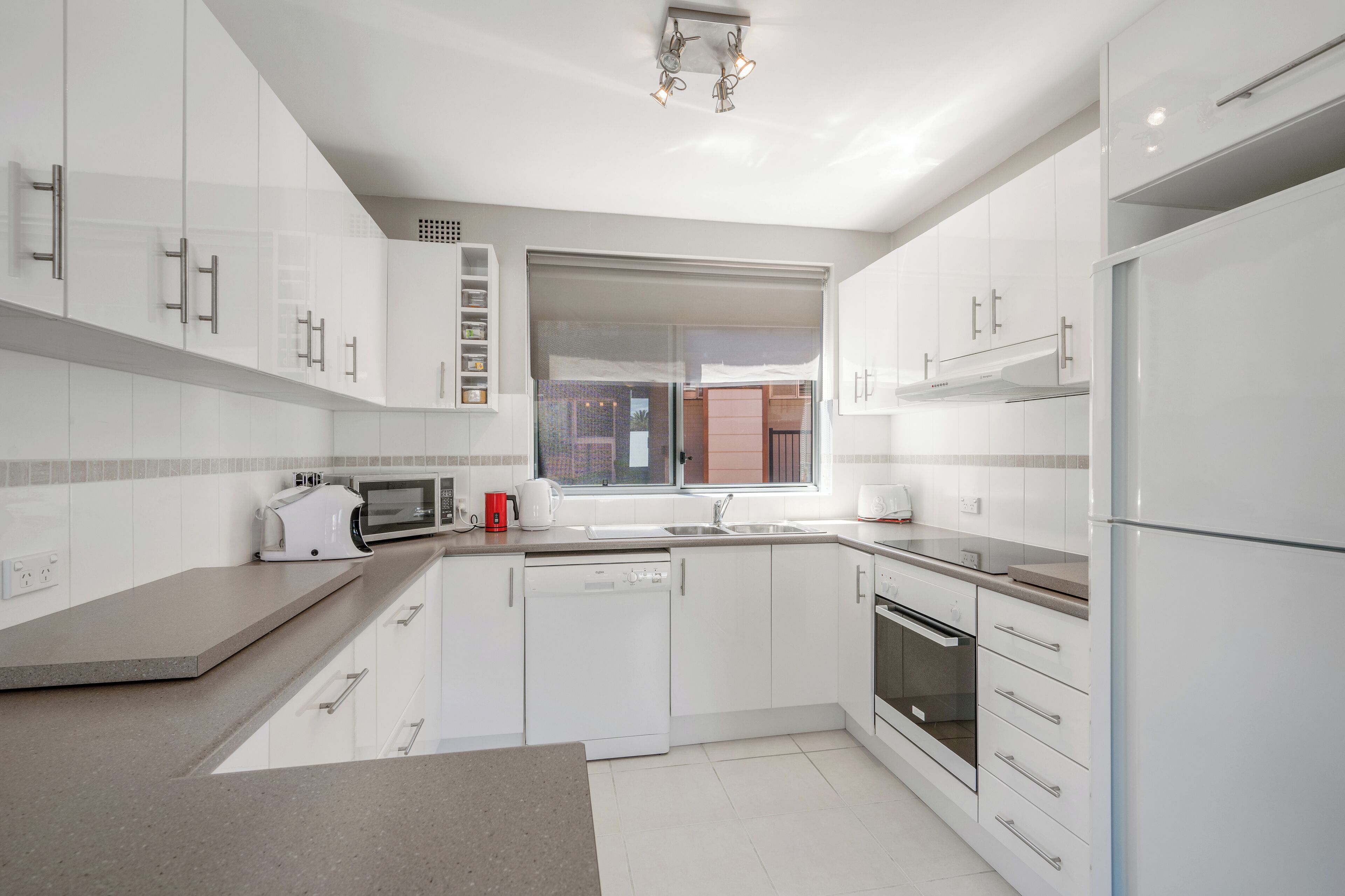 Frigorífico, microondas, horno y placa de cocina