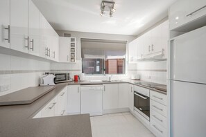 ثلاجة، ميكروويف، فرن، موقد طهي مسطح