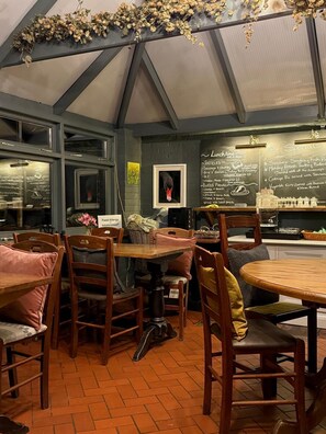 Restaurant - The Sportsman Inn (Amberley)