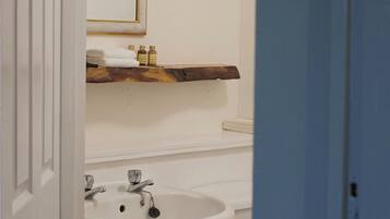 Ducha, toallas, jabón y champú