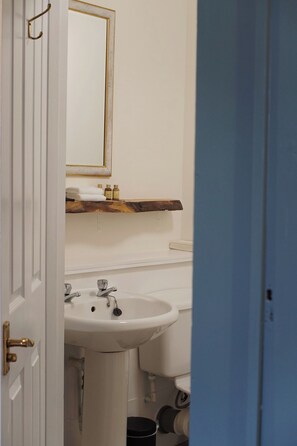 تجهيزات دش، مناشف، صابون، شامبو