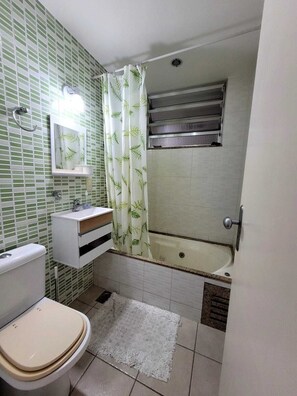 Regadera, toallas, jabón, papel de baño 