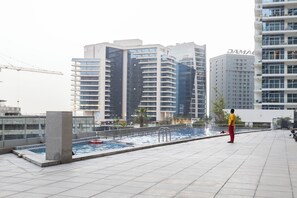 Outdoor pool - Stylish 2BR Business Bay Pool Access (Dubai)