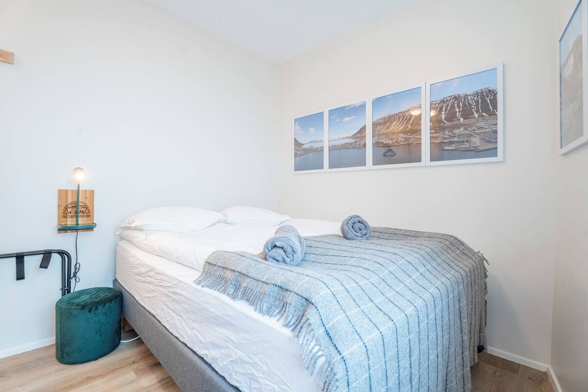 واي فاي مجانًا وملاءات أسرّة