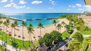 Un resort con playa, palmeras y vista al océano.