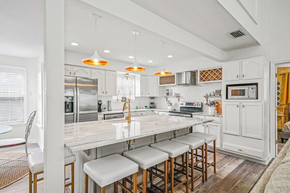 Réfrigérateur, micro-ondes, four, plaque de cuisson