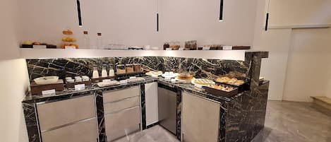 Bữa sáng buffet hàng ngày với phụ phí nhỏ