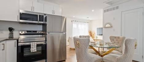 Mikrowelle, Ofen, Herdplatte, Geschirrspüler