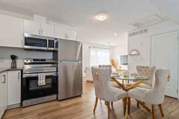 Microondas, horno, parrilla de estufa y lavavajillas 